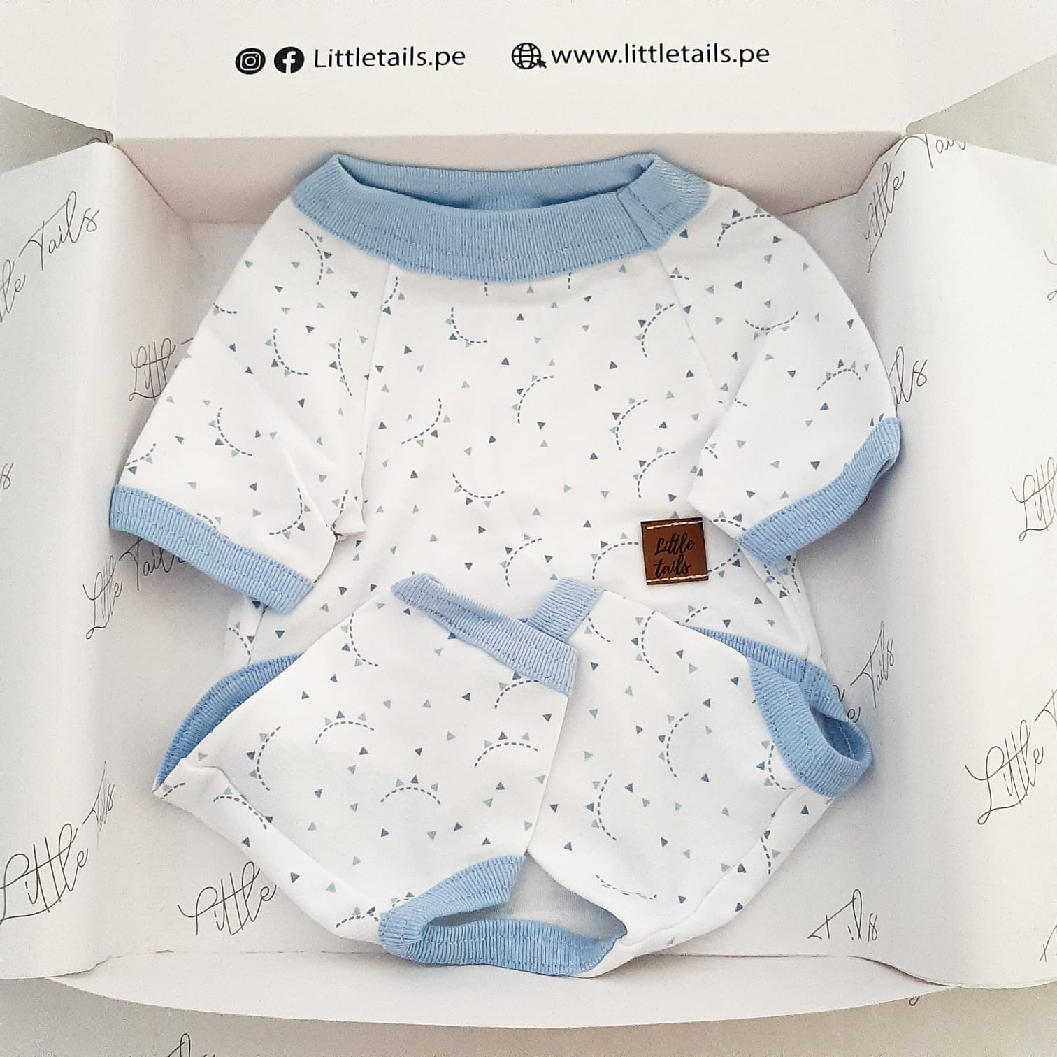 PIJAMA ENTERIZO BLANCO CON ESTRELLAS CELESTE