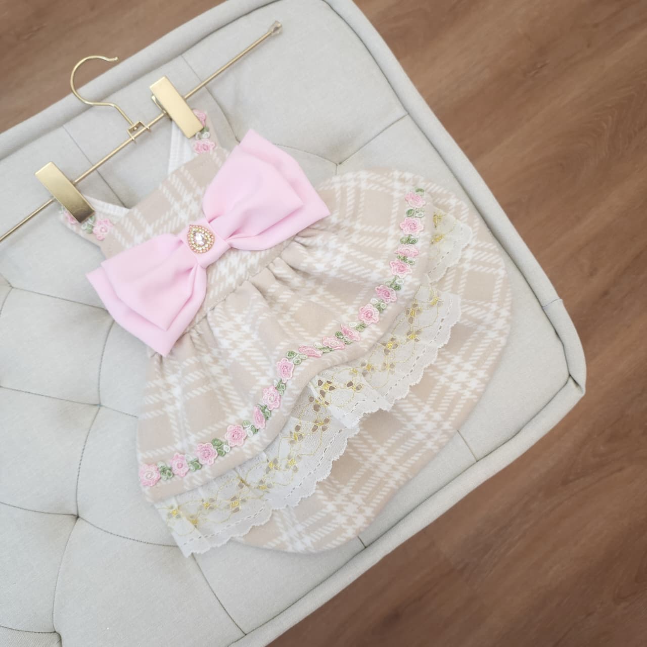 VESTIDO BEIGE A CUADROS Y FLORES