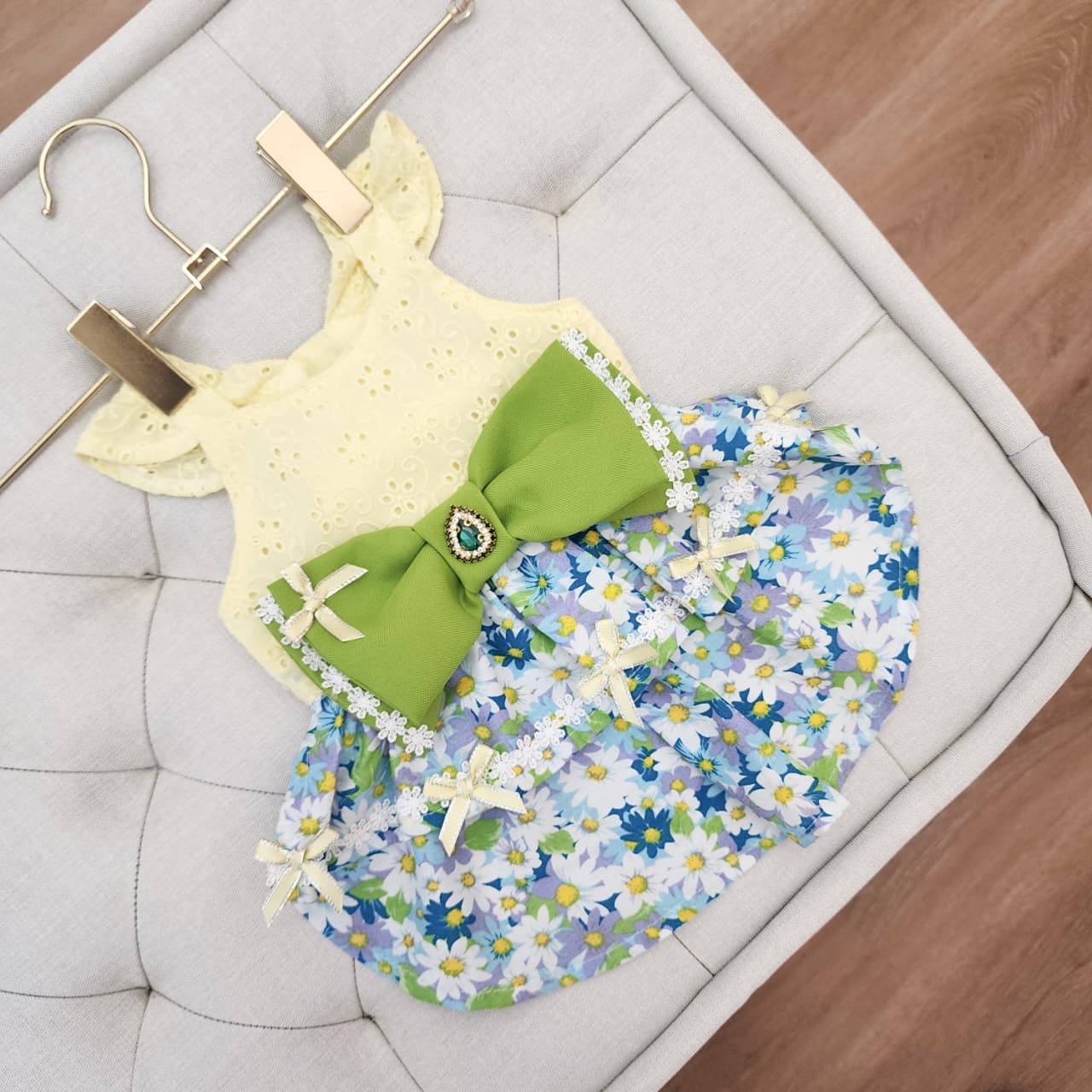 VESTIDO AMARILLO Y FLORES