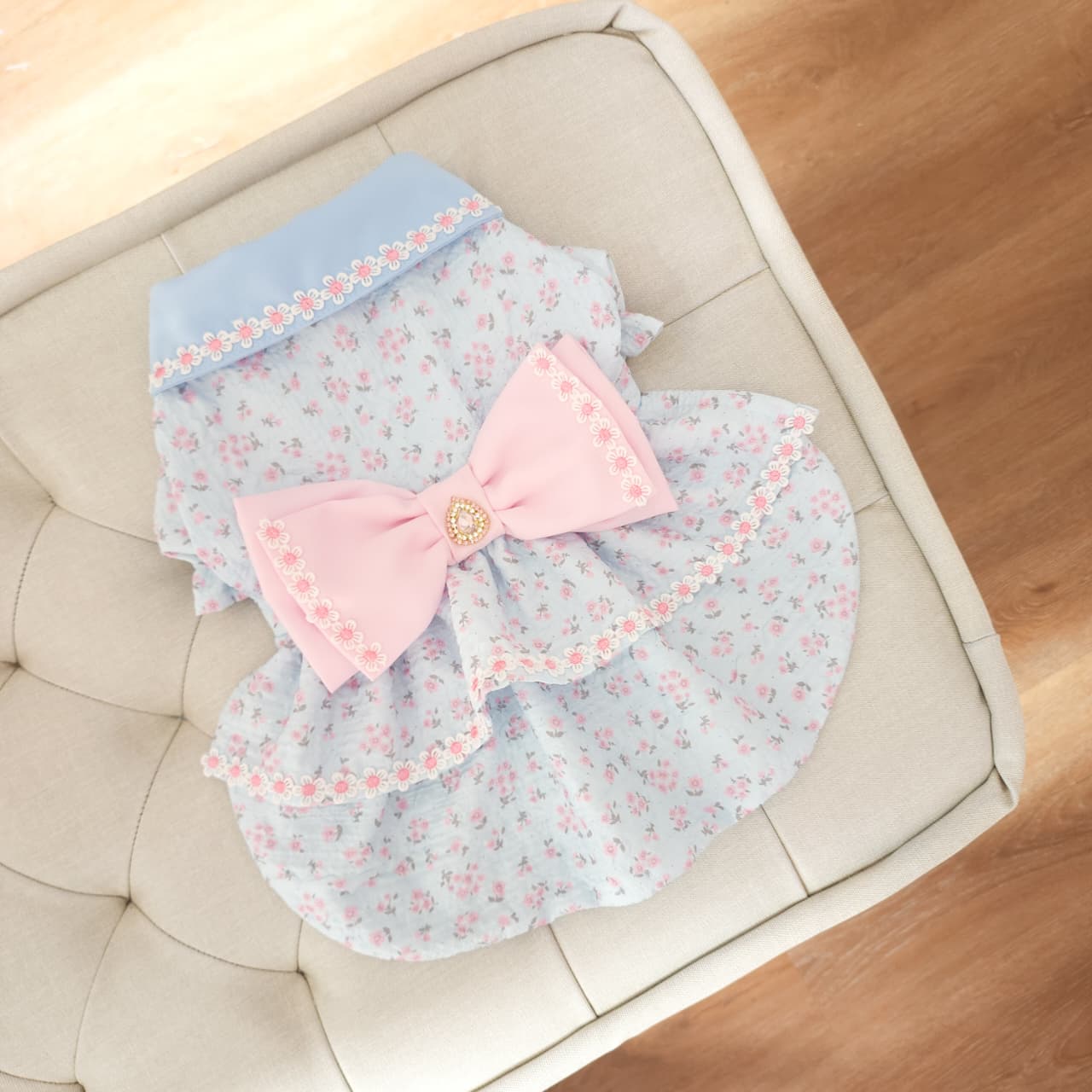VESTIDO GARDEN CELESTE CON FLORES ROSA