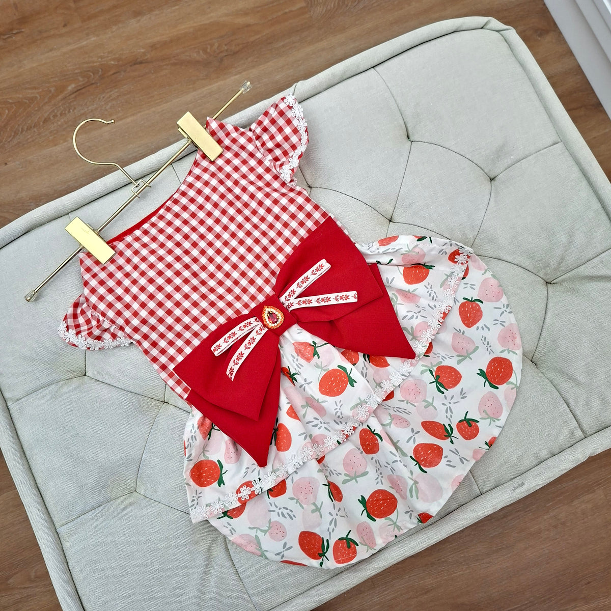 VESTIDO ROJO A CUADROS Y FRESAS